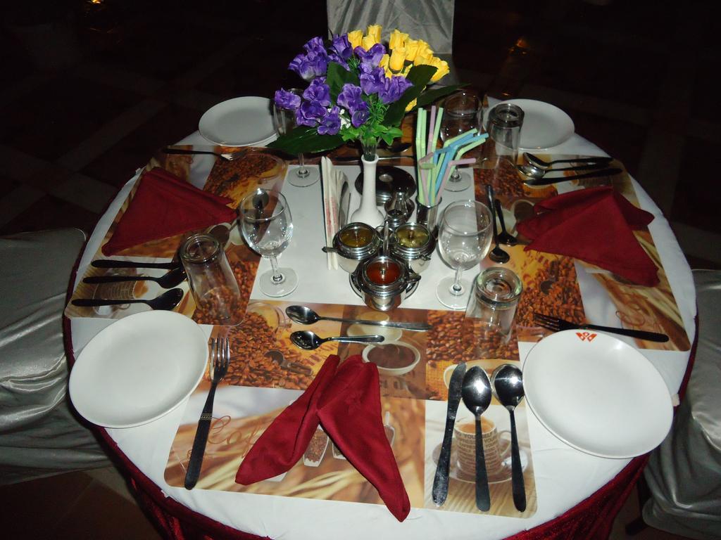 Hotel Western Gatz Тени Екстериор снимка