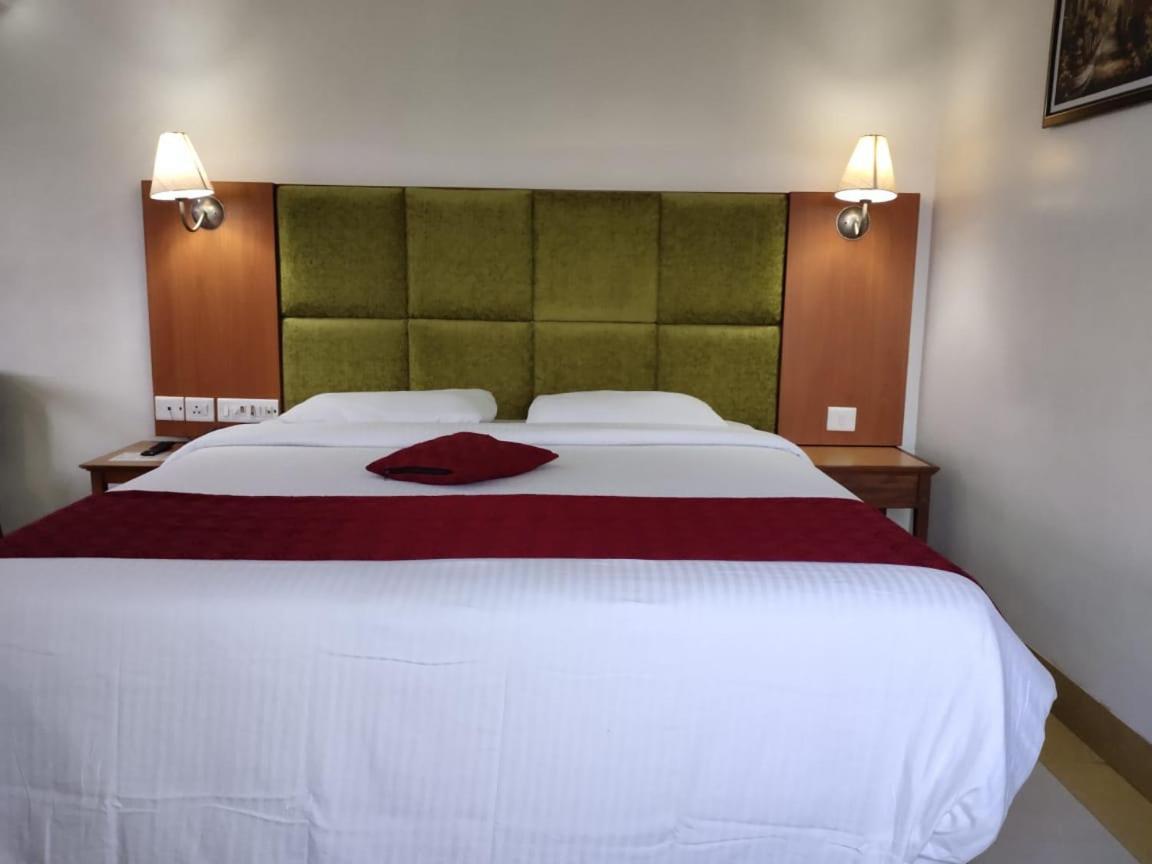 Hotel Western Gatz Тени Екстериор снимка