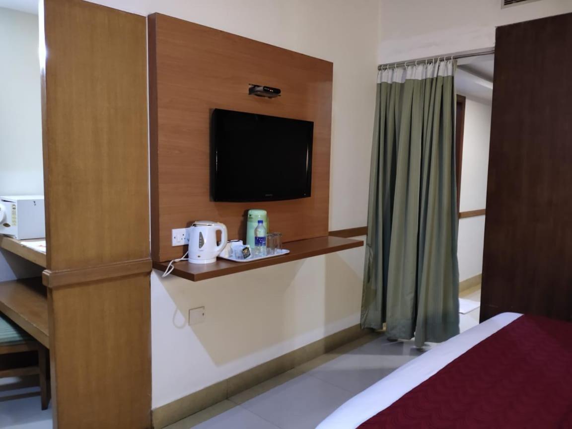 Hotel Western Gatz Тени Екстериор снимка