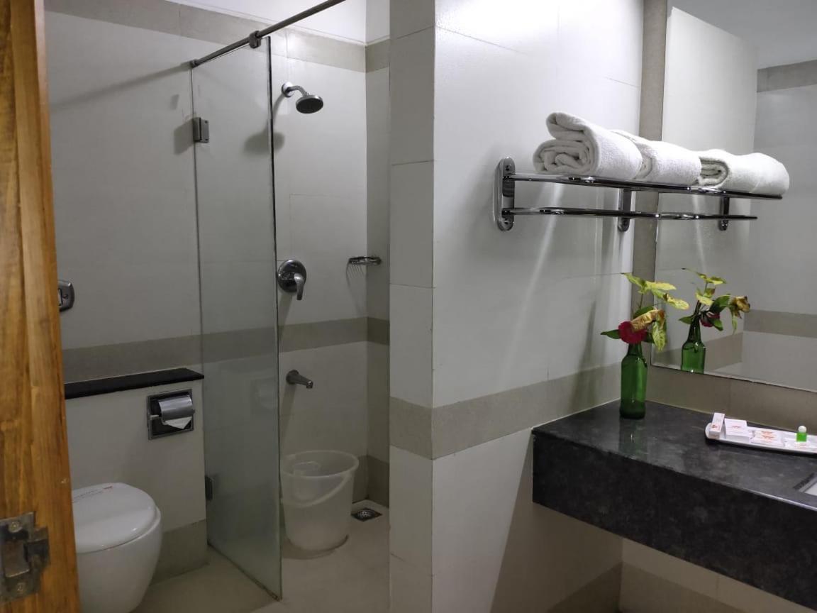 Hotel Western Gatz Тени Екстериор снимка