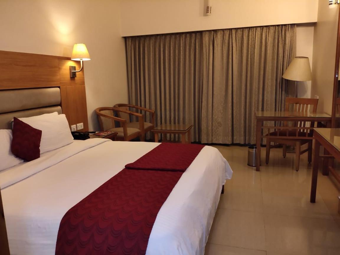Hotel Western Gatz Тени Екстериор снимка