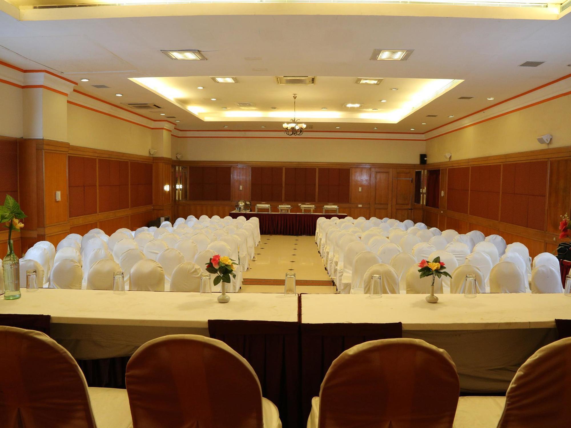 Hotel Western Gatz Тени Екстериор снимка